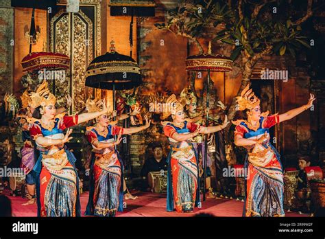 Naked German woman crashes Balinese dance show at Ubud。